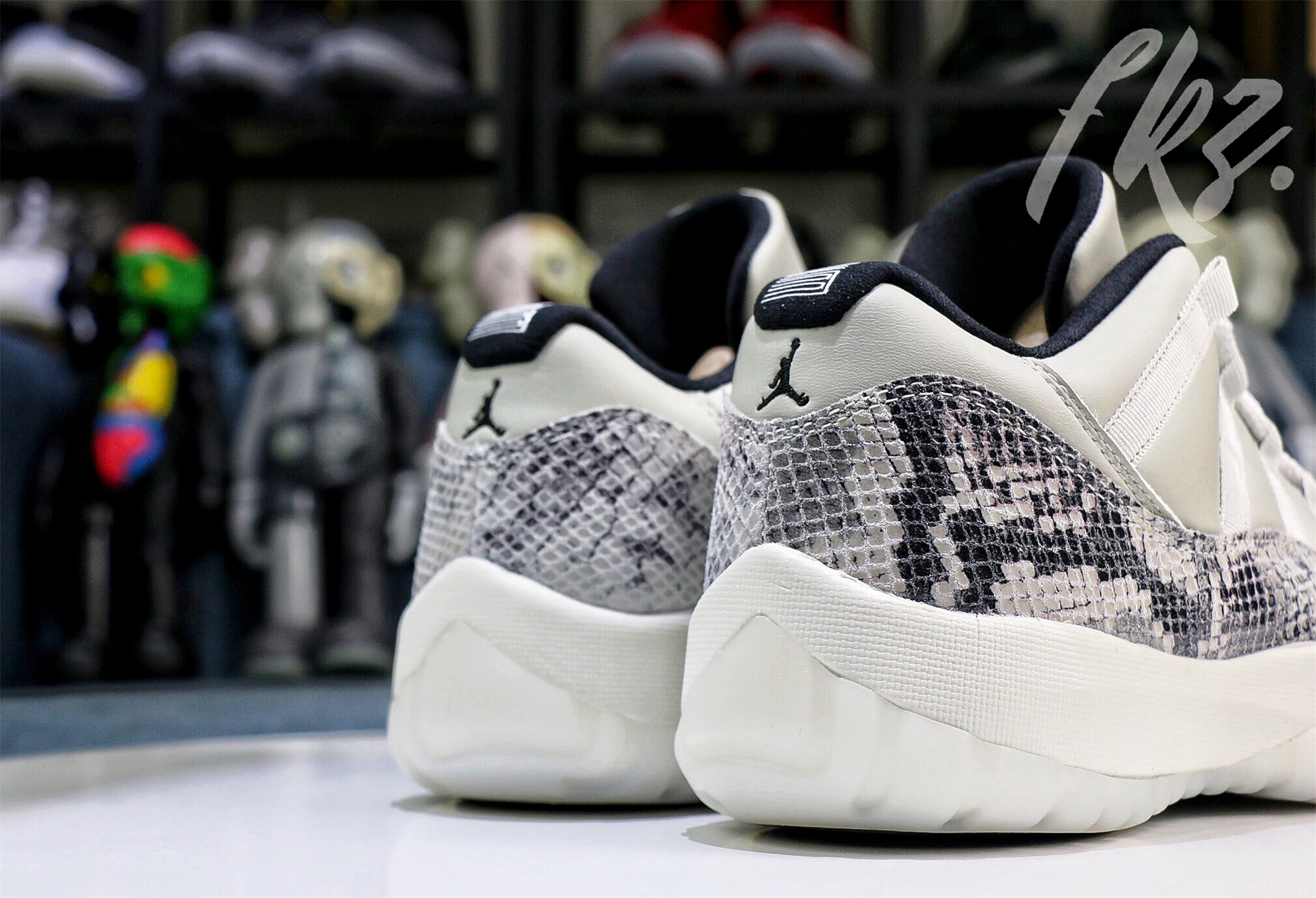 Air Jordan 11 Retro Low Snakeskin Light Bone