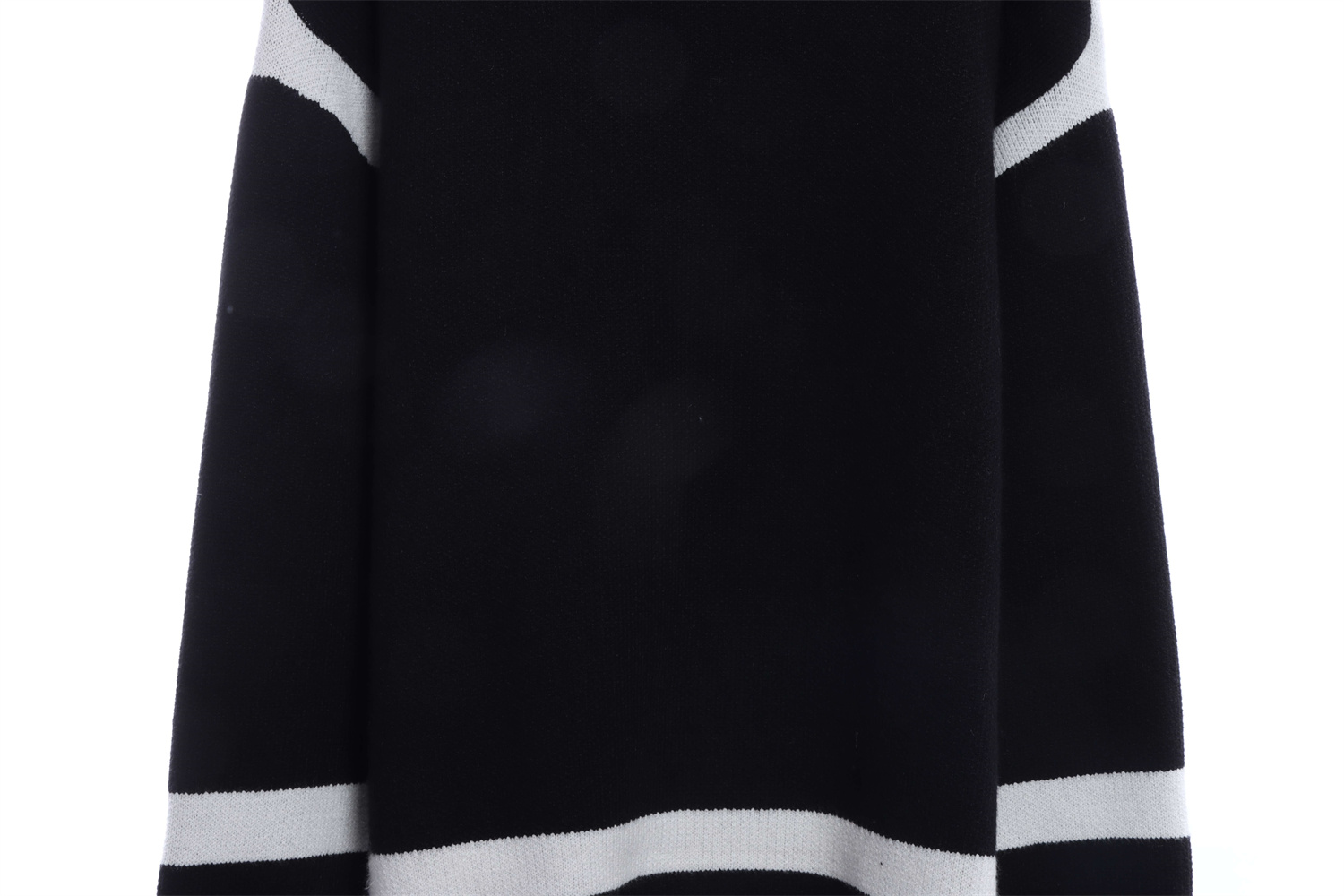 LOEVVE 22FW Ribbon Embroidered Crew Neck Sweater