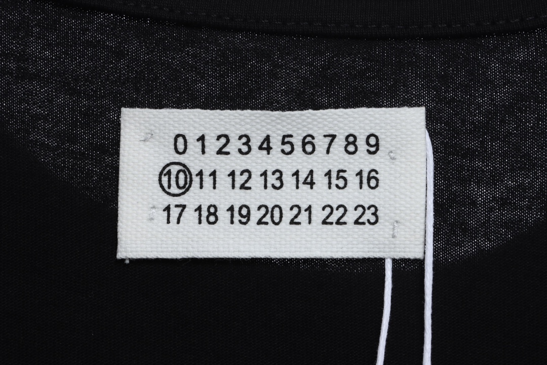 M-rg13la Black & White Upside Down Letter Embroidered Short Sleeves