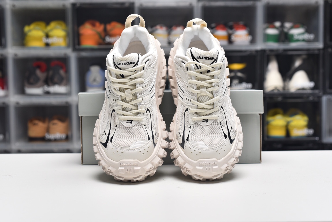 Balenciag* Defender black & white