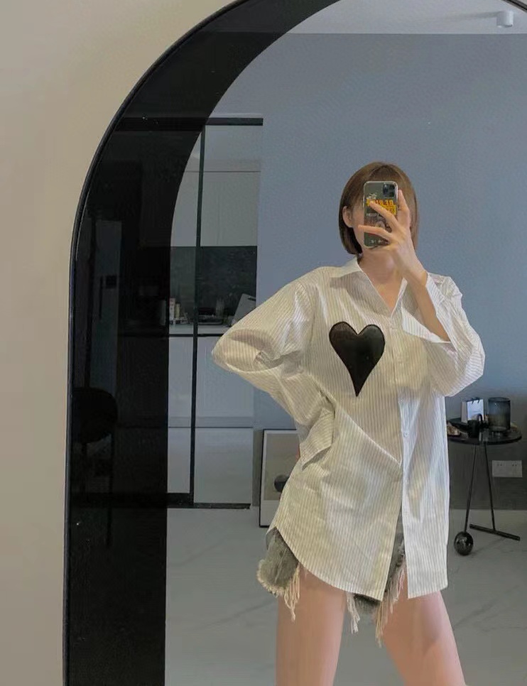 Mo&Co Joint Vertical Stripe Love Patch Shirt