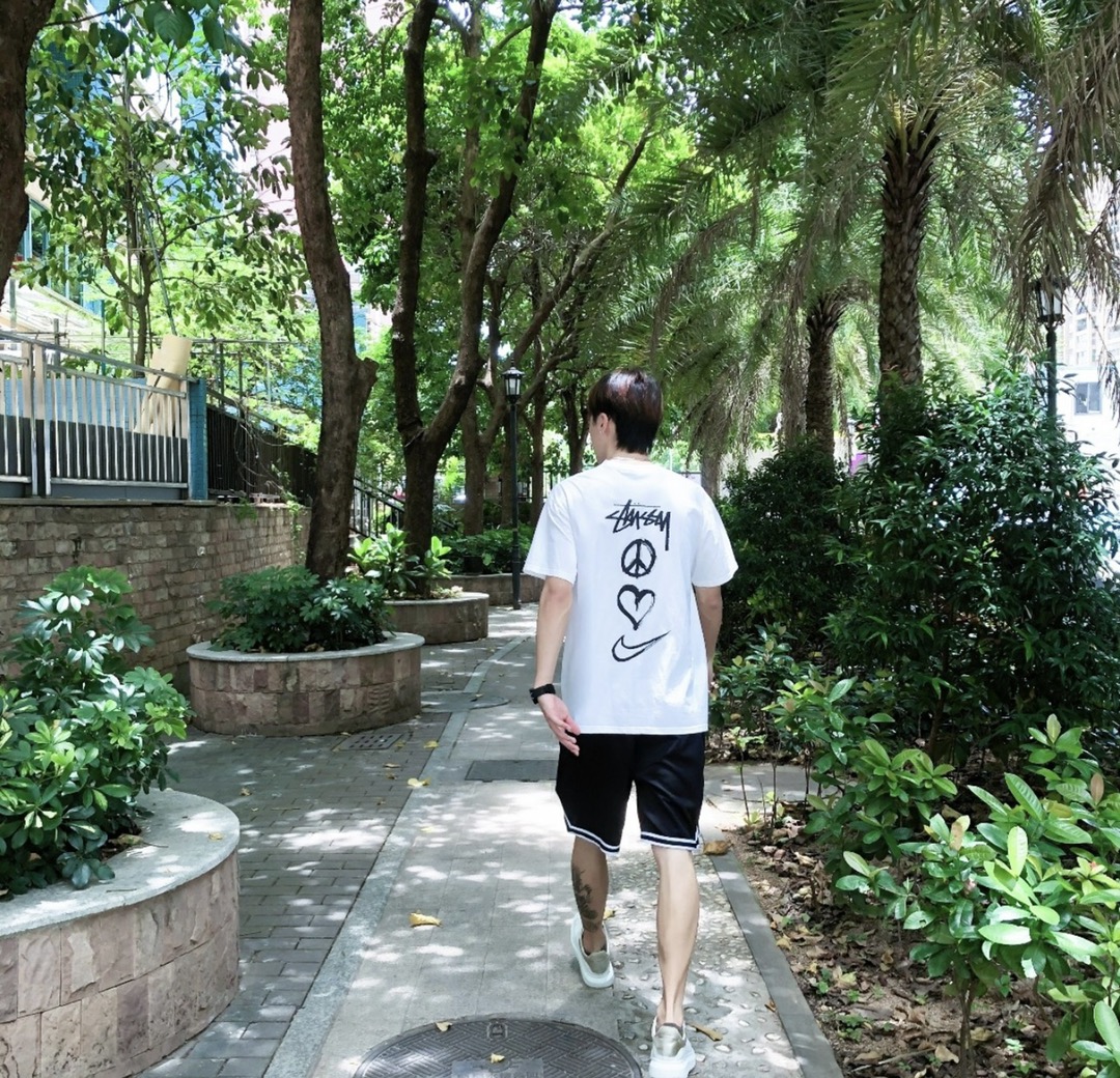 Nike Stuart co-signed the Love letter pattern short sleeves