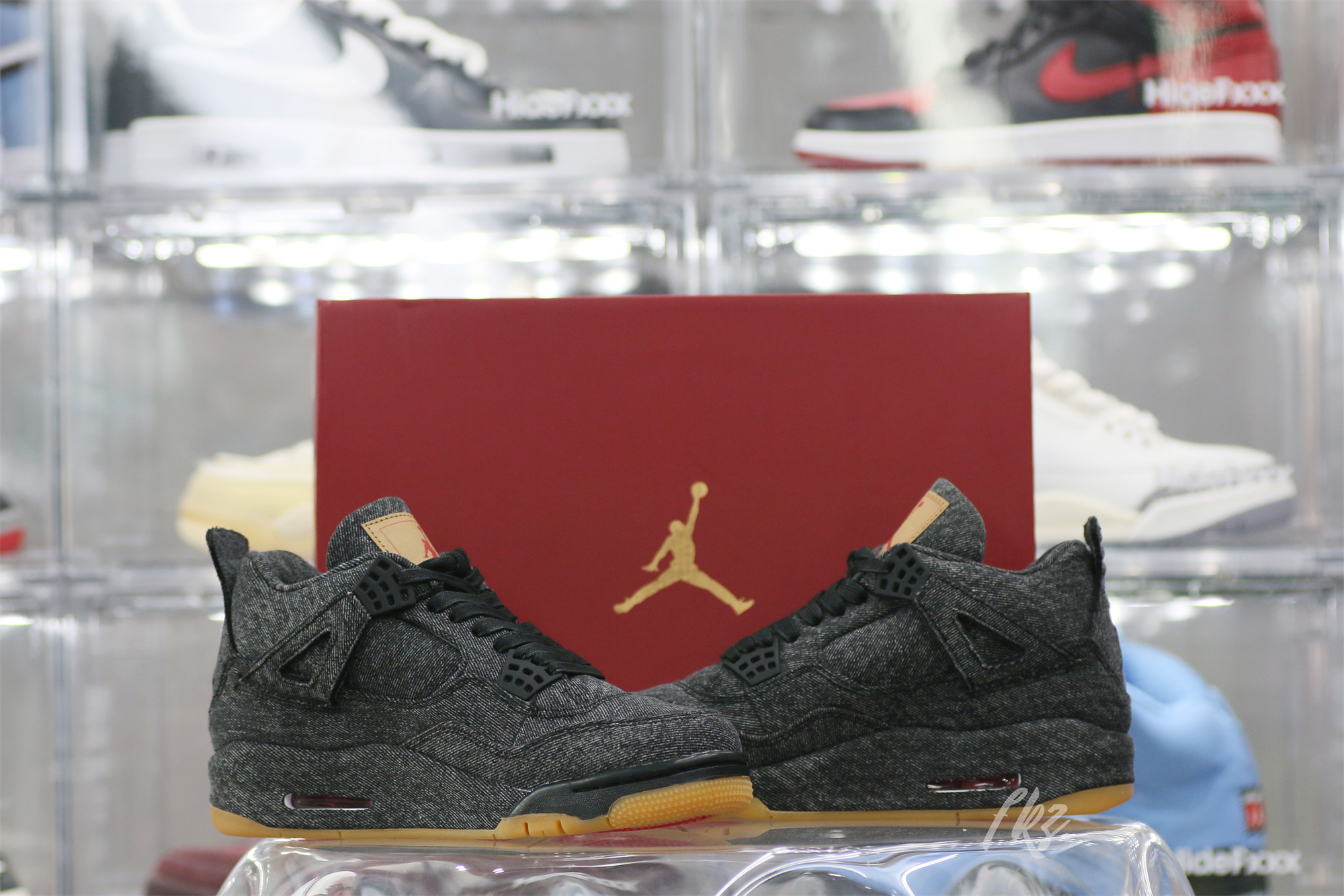 Air Jordan 4 Retro Levi’s Black (Levi’s Tag)