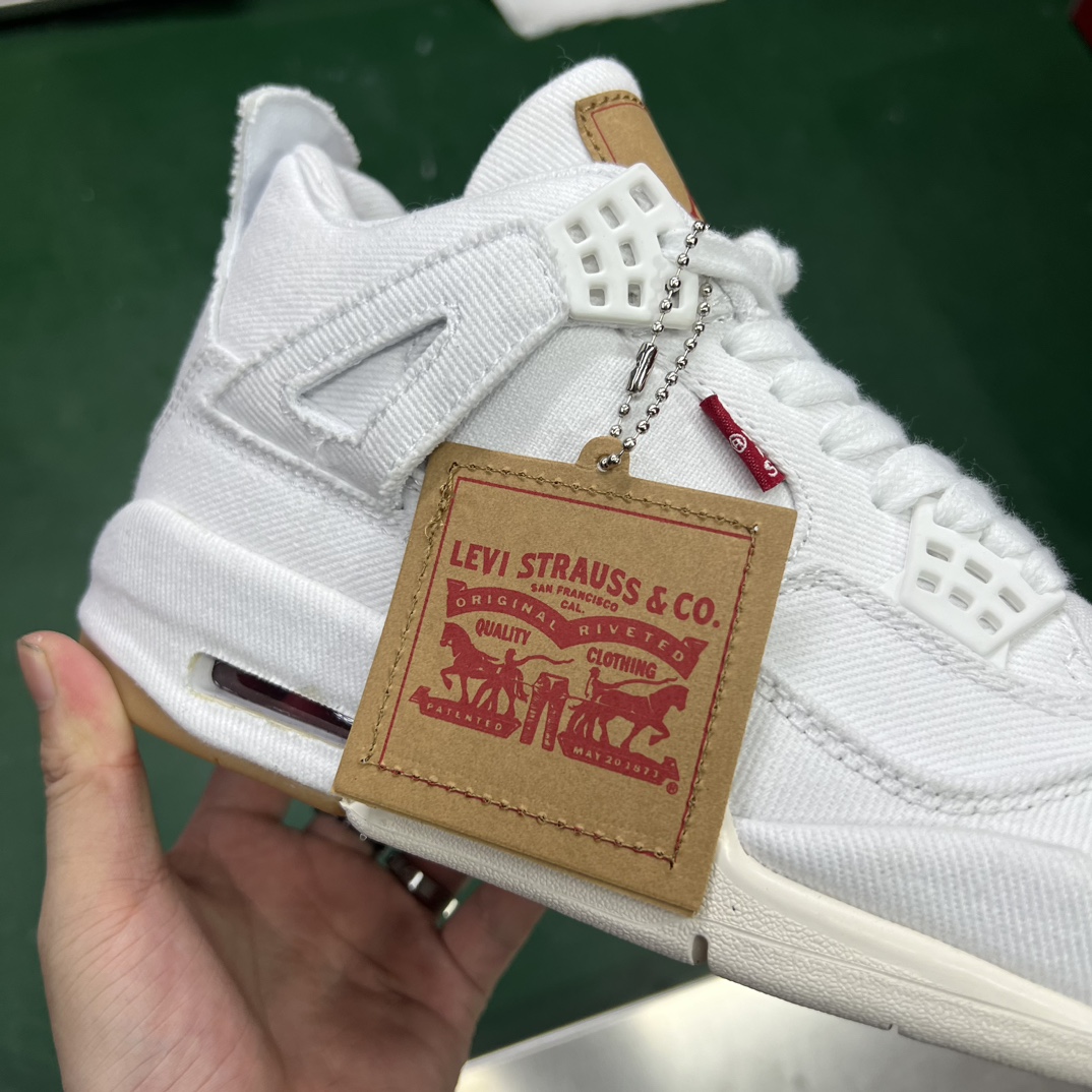 Air Jordan 4 Retro Levi’s White (Levi’s Tag)