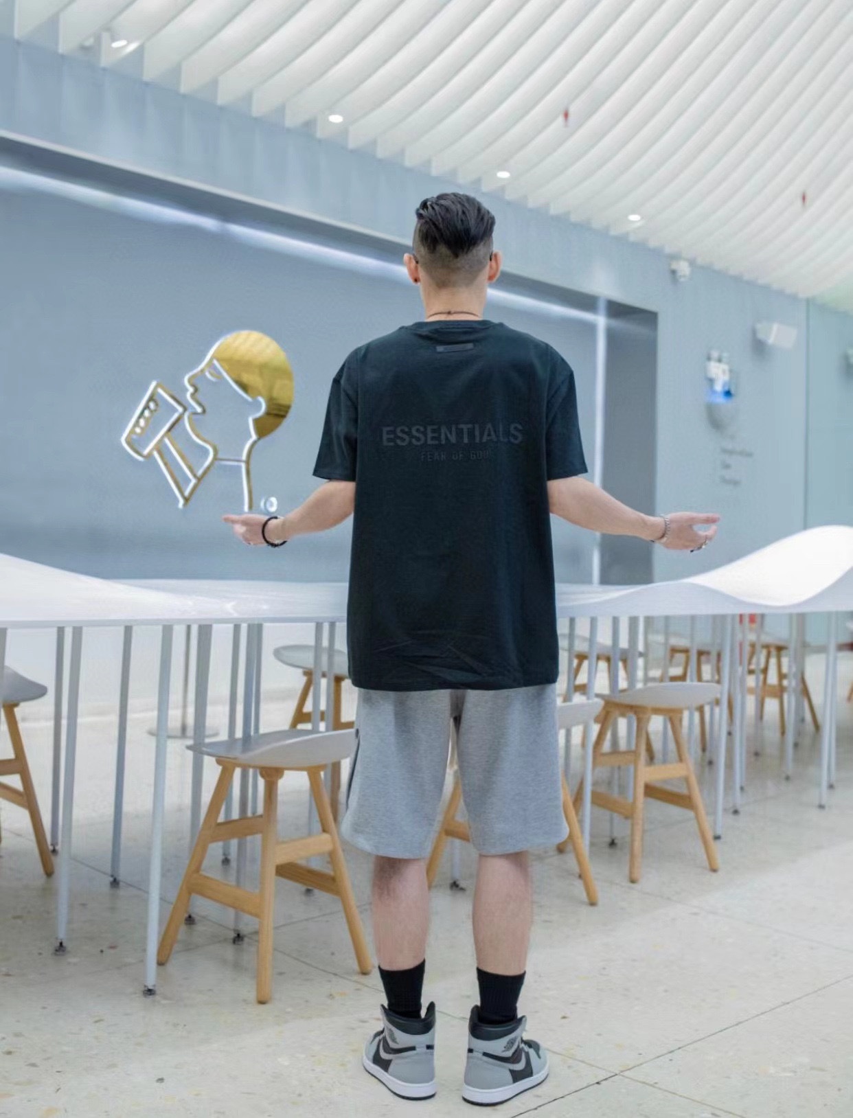 Essentials back silicone letter short sleeve