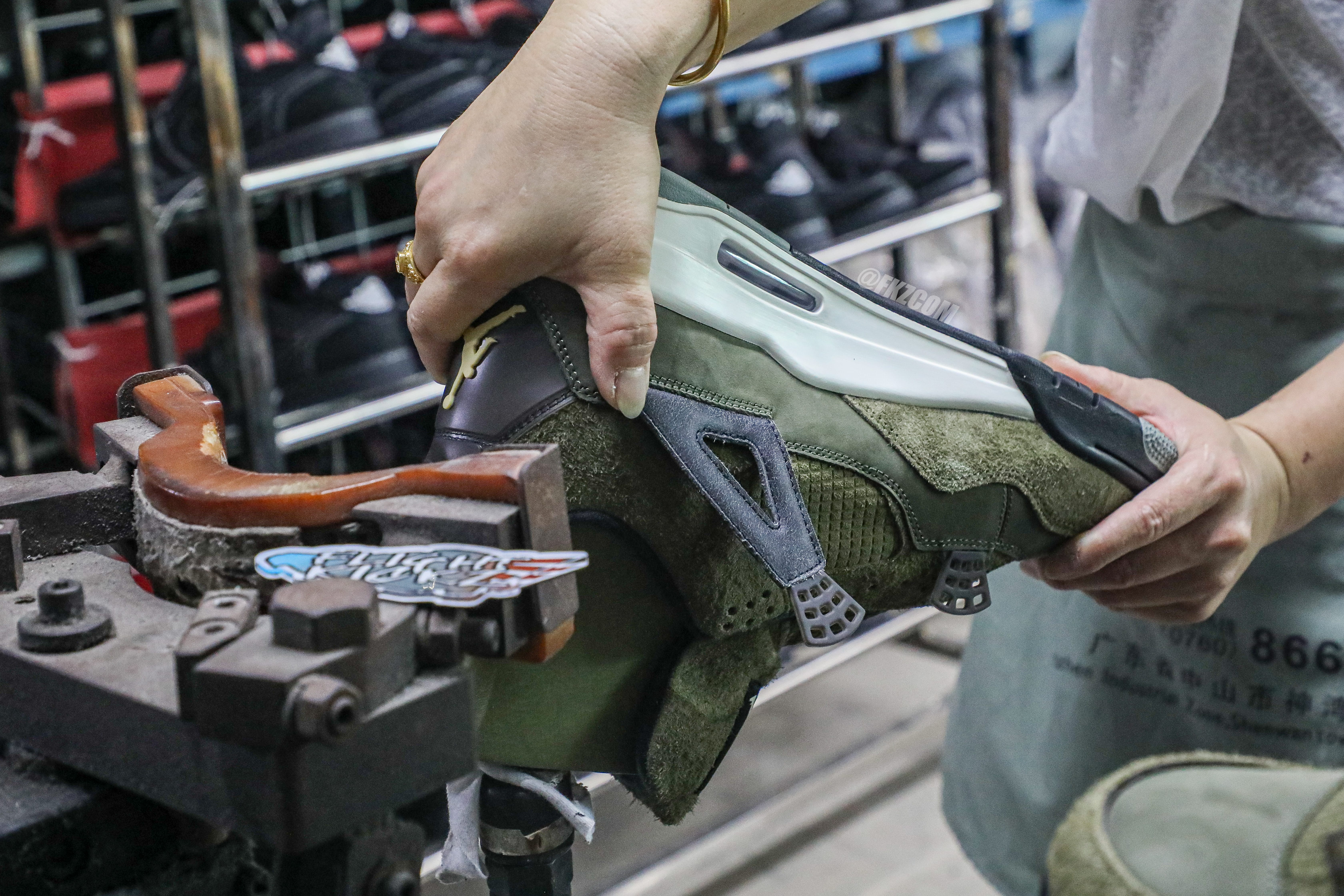 Air Jordan 4 Retro SE Craft Medium Olive (LN5 A1)