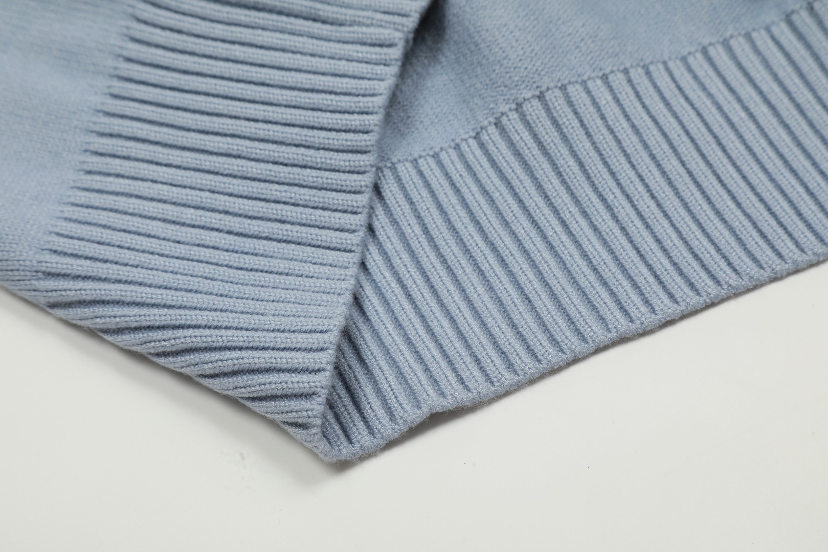 Am1 2024SS classic blue jacquard big heart turtleneck sweater