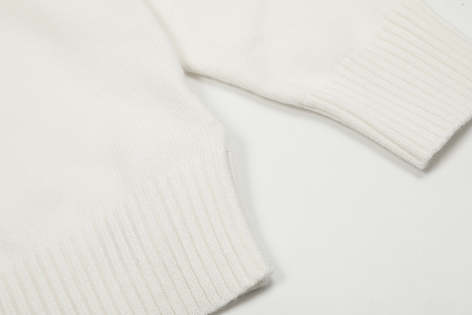 Am1 2024SS classic white jacquard big heart turtleneck sweater