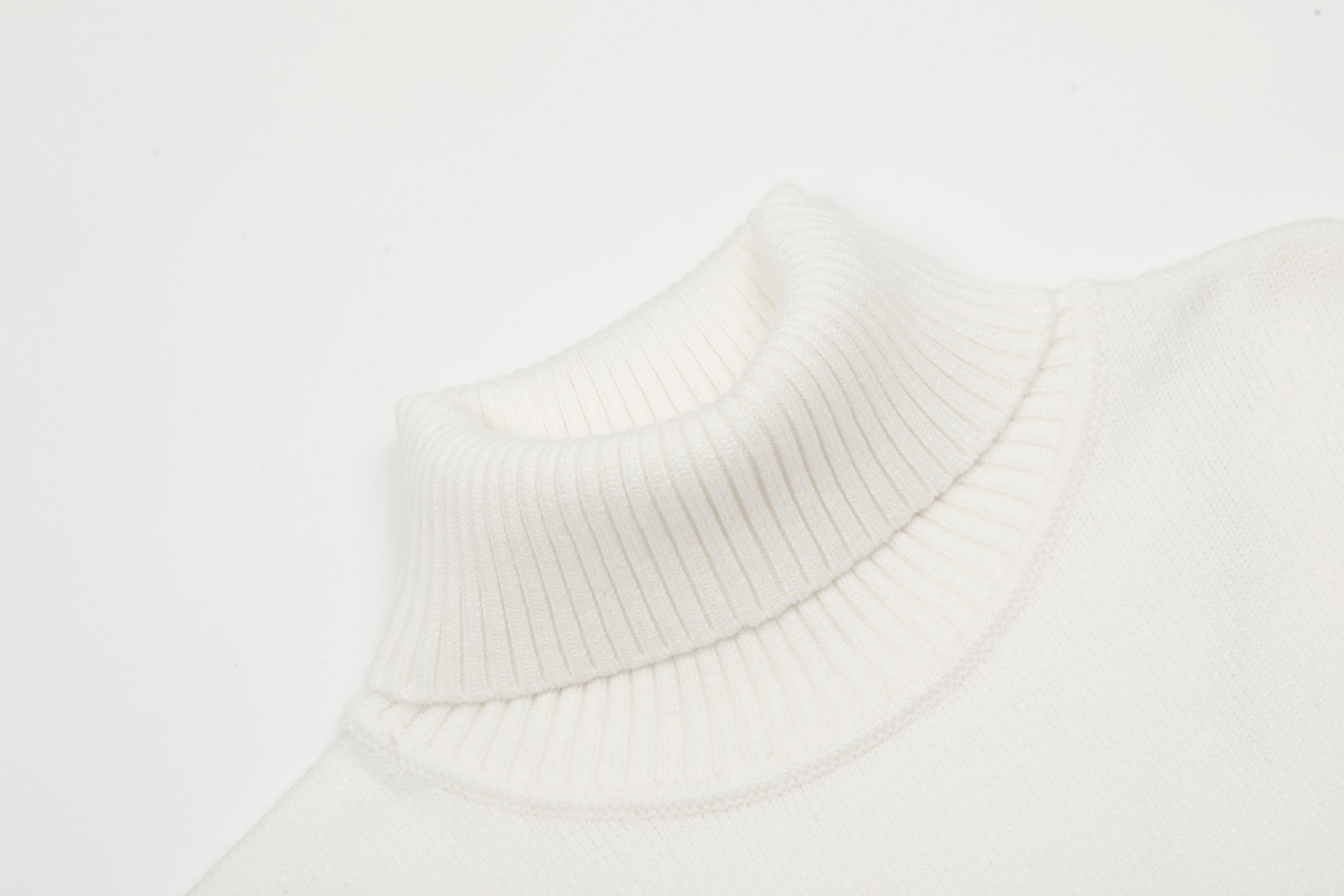 Am1 2024SS classic white jacquard big heart turtleneck sweater