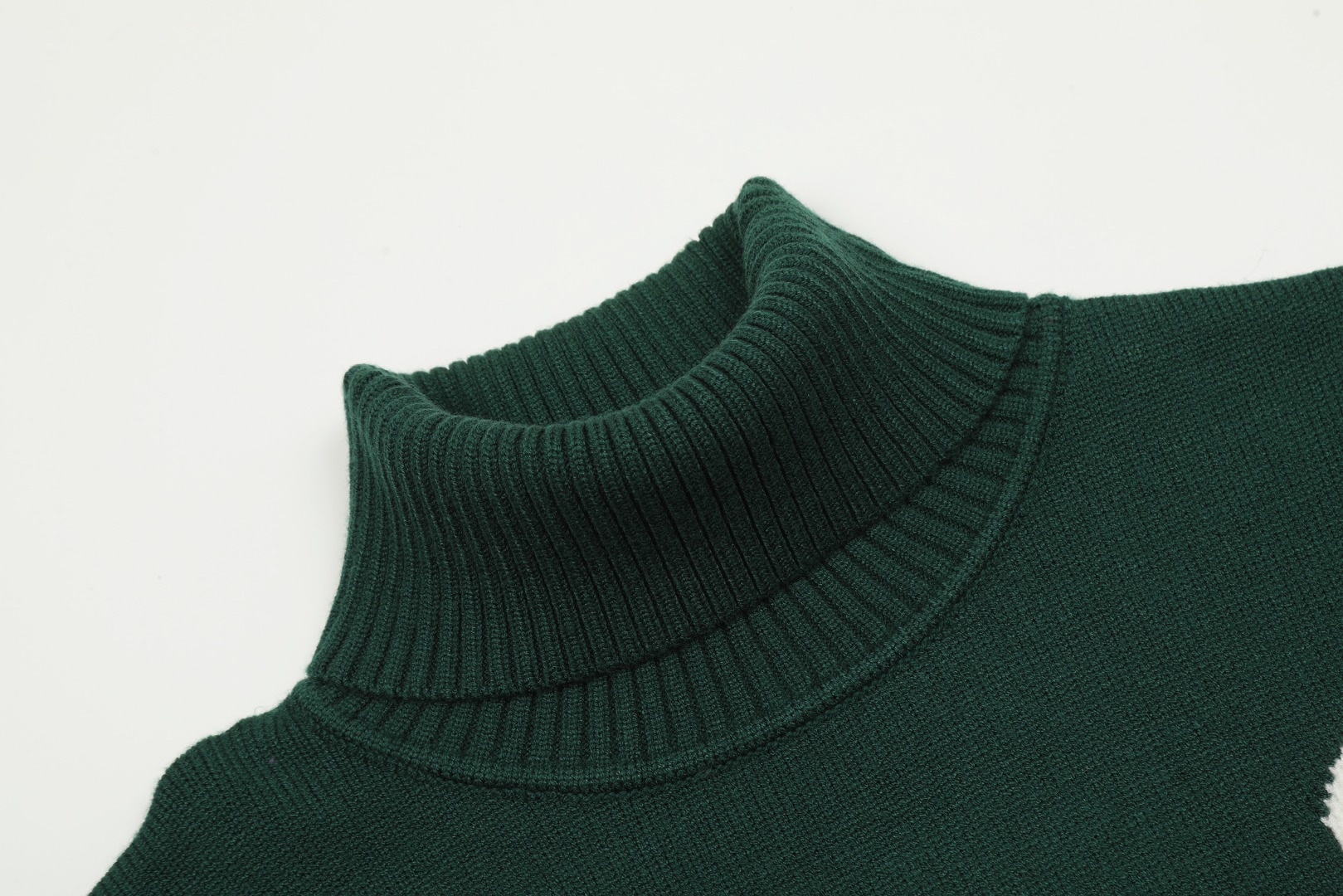 Am1 2024SS classic green jacquard big heart turtleneck sweater