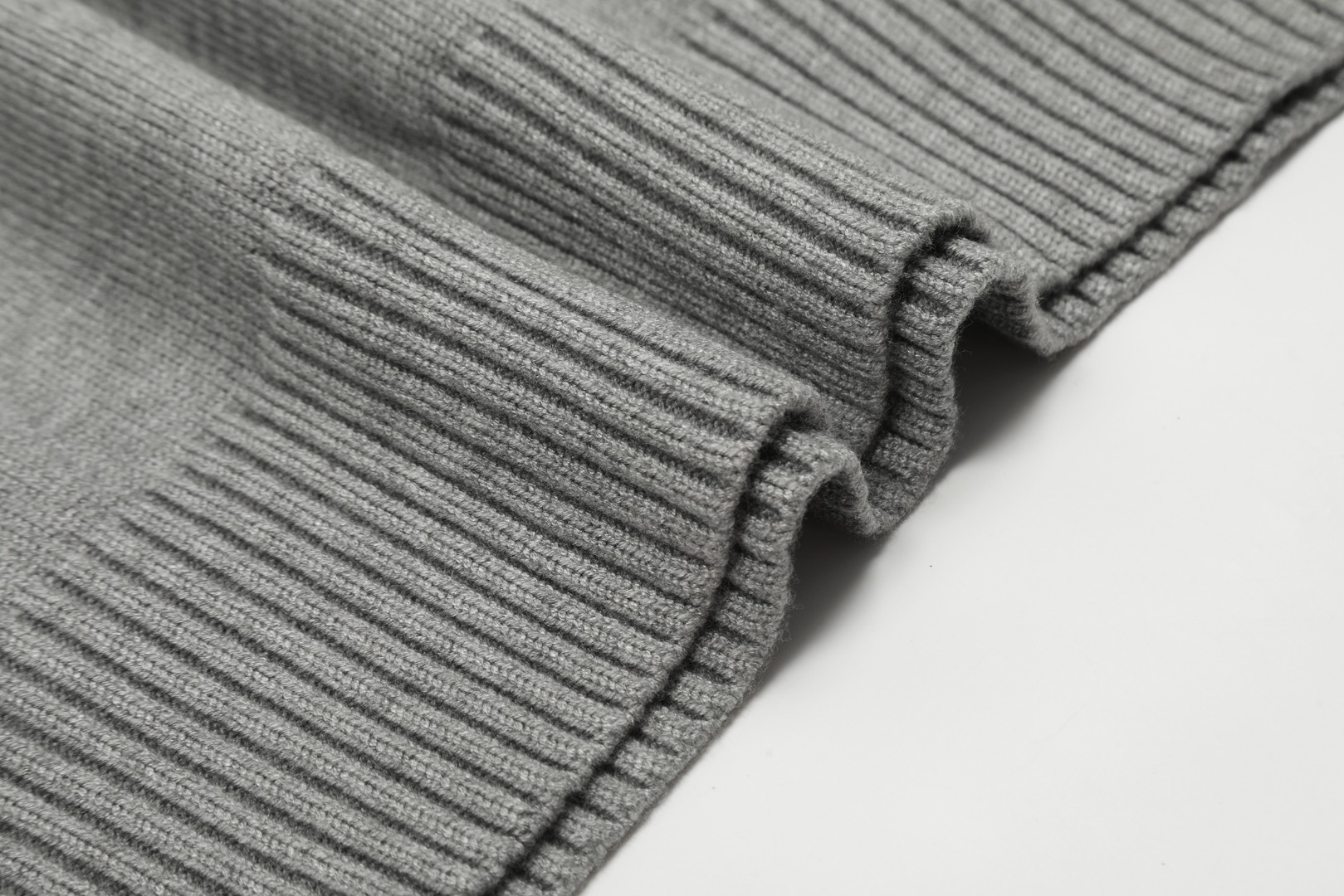 Am1 2024SS classic gray jacquard big heart turtleneck sweater