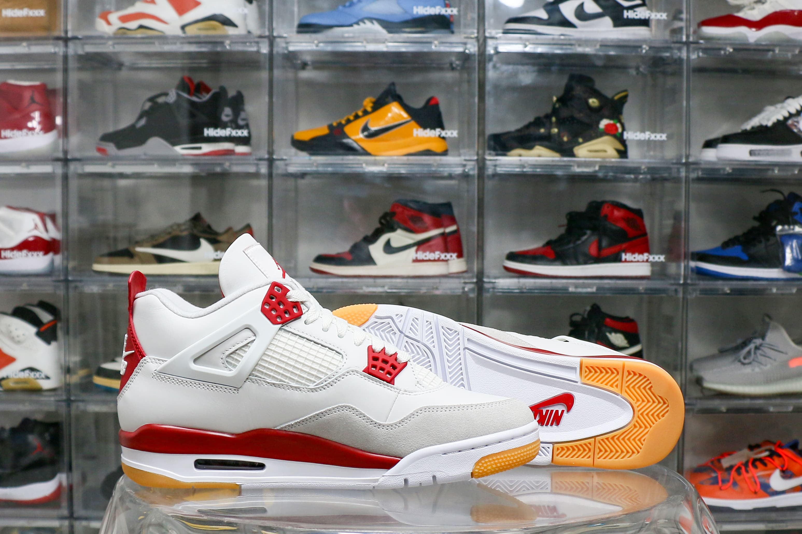 Nike SB x Air Jordan 4 Varsity Red is a Family & Friends (LN5 A1 Batch)