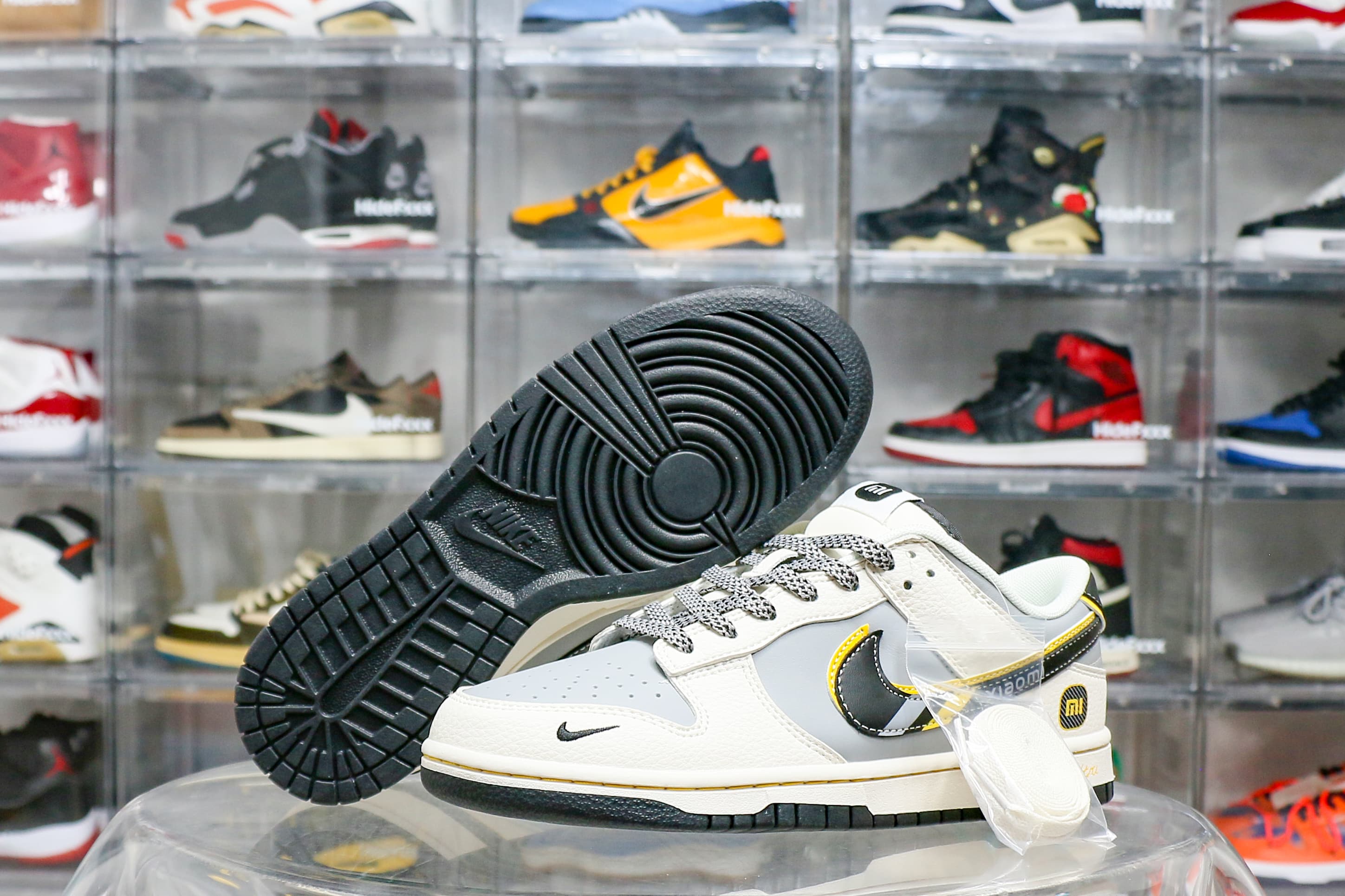 Nike SB Dunk Low x Xiaomi Su7